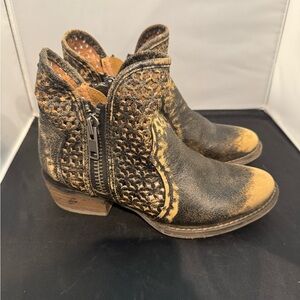 CIRCLE G WOMEN'S SHORT WESTERN BOOTS - ROUND TOE Size 7 Black Laser Cut